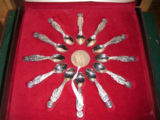 Cased set of St Pauls tricentenary silver spoons